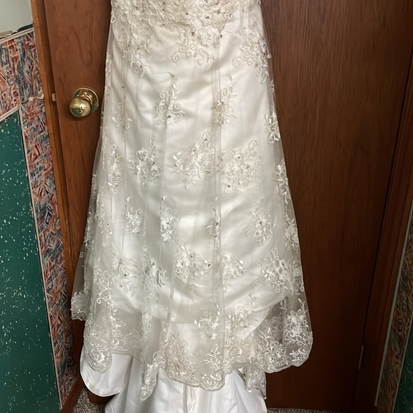 Wedding dress - Picture 3 of 11